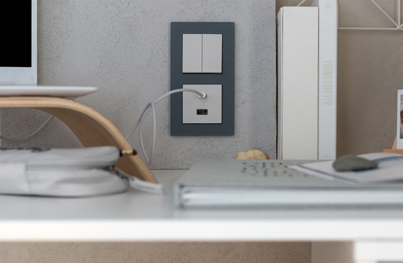 Osprzęt elektroinstalacyjny Kontakt-Simon we wnętrzu